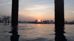 Sonnenuntergang im Infintity-Pool