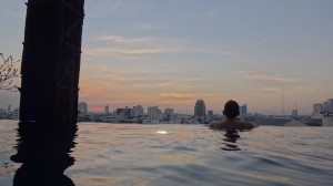 Sonnenuntergang im Infintity-Pool