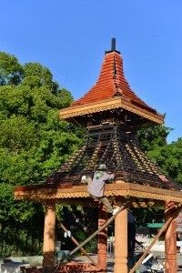 Wat Chedi Luang- Bauarbeiter klettert aufs Dach