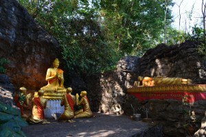 Buddha-Statuen auf dem Weg zum Gipfel