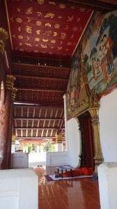 Schlafender Mönch vor dem Tempeleingang