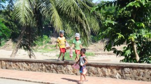 Kinder am Strassenrand bei spielen