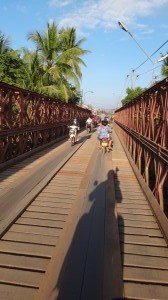 Eine der vielen Holzbrücken