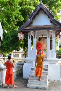 Mönche beim Trommeln