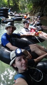 Auf alten Autoreifen ging es in die Höhle