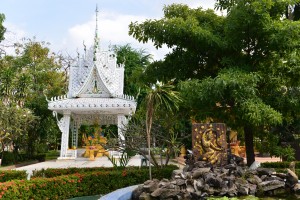 Wat In Paeng - kleiner weisser Schrein