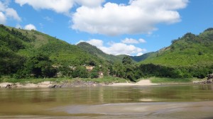 Mekong Flussfahrt - Dorf